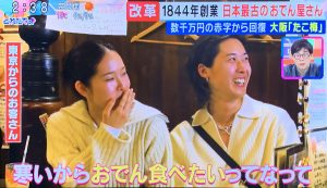 お店にいらしたお客さんがインタビューを受けています