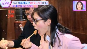 大根をほおばる足立アナ