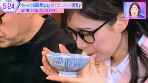 汁かけご飯を召し上がる足立アナ